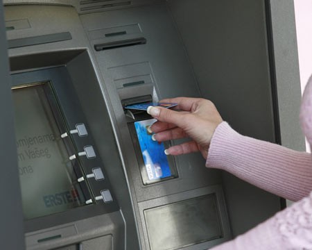 Banke podiu naknade za podizanje gotovine na bankomatima