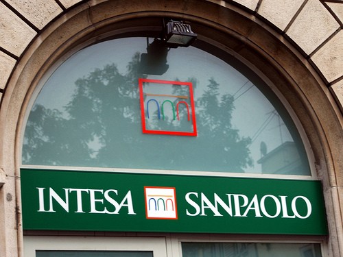 Talijanska banka Intesa s upola manjom neto dobiti u treem kvartalu