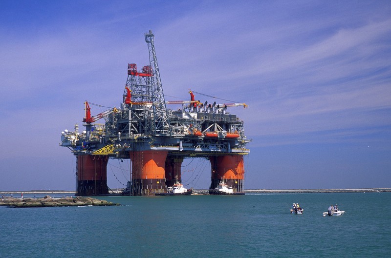 Smanjena saudijska proizvodnja podigla cijene nafte prema 57 dolara