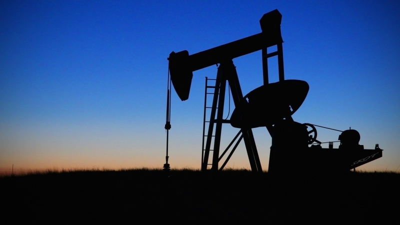 Cijene nafte pale ispod 77 dolara, trgovce brine potranja