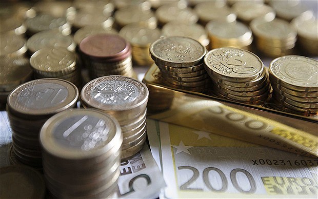 Euro ponovo blago ojaao prema dolaru, najava pregovora stiala nervozu trita