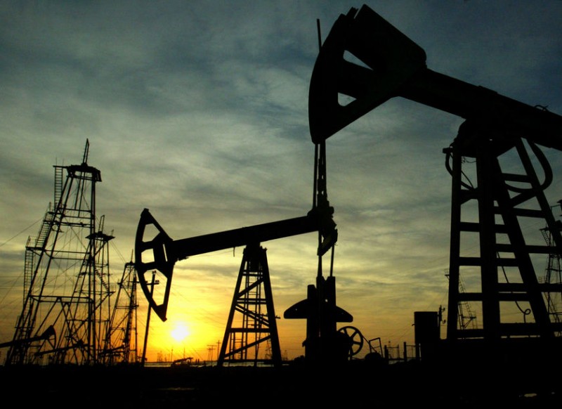 Jai dolar i oekivanja vee opskrbe spustili cijene nafte ispod 60 dolara