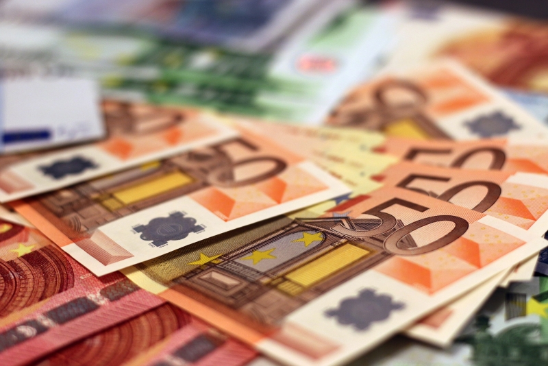 Euro blago ojaao prema dolaru; blagi optimizam u vezi trgovinskog dogovora