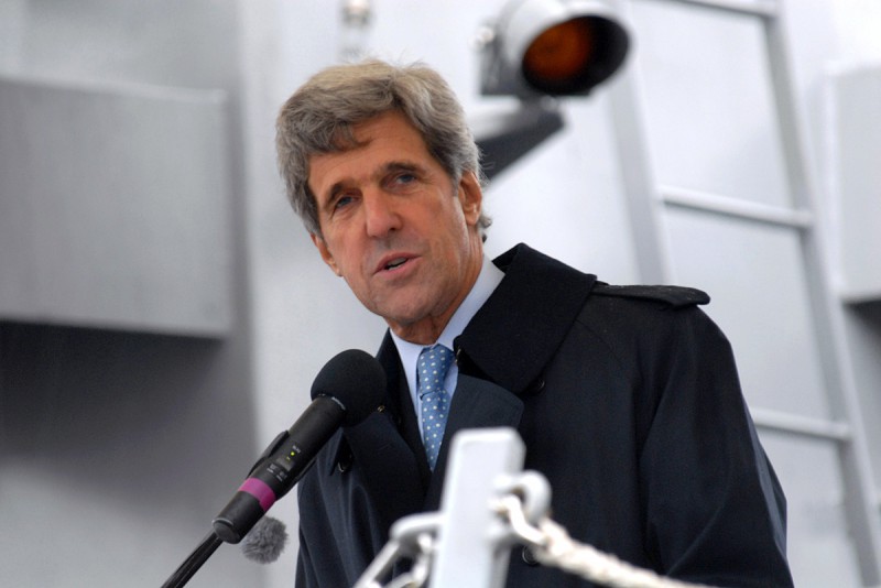 Kerry: Rusija povlai postrojbe s granice s Ukrajinom