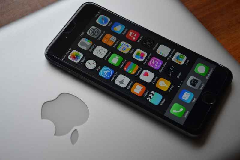 Prihodi Applea od prodaje iPhonea pali 15 posto